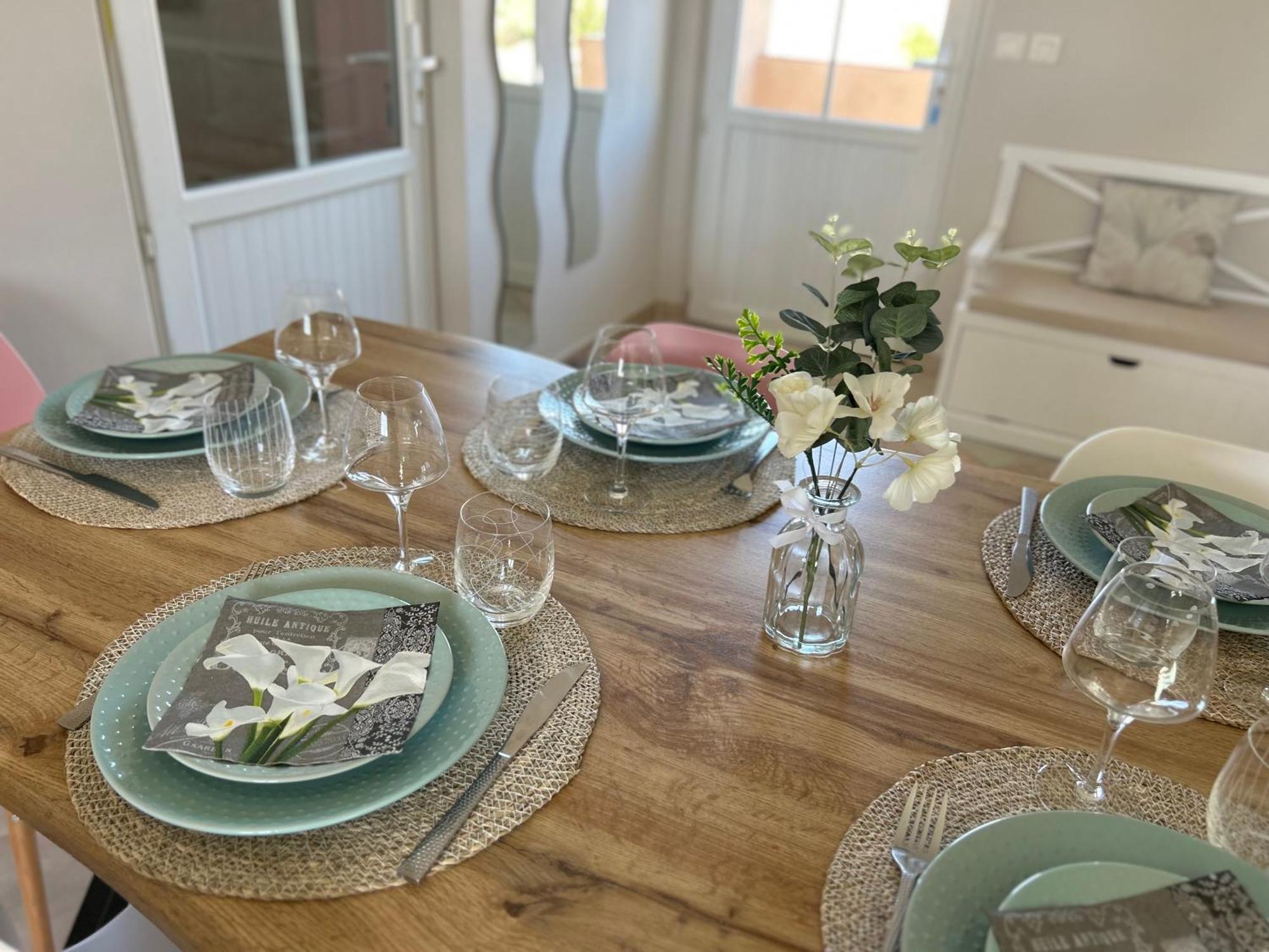 2 Hebergements - 10 Couchages - Parking, Piscine, Jacuzzi - Convivialite Roquebrune-sur-Argens Exterior photo