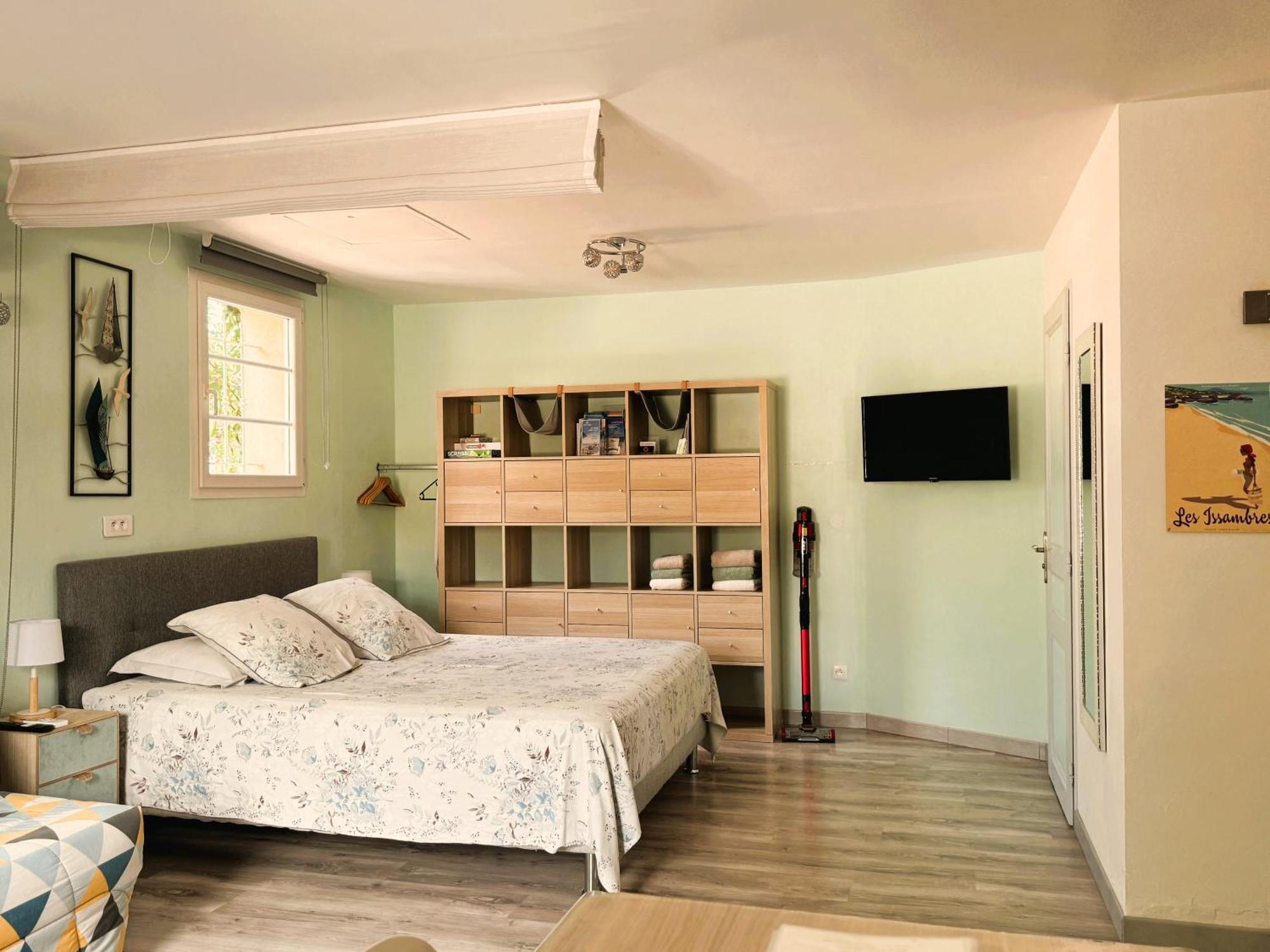2 Hebergements - 10 Couchages - Parking, Piscine, Jacuzzi - Convivialite Roquebrune-sur-Argens Exterior photo